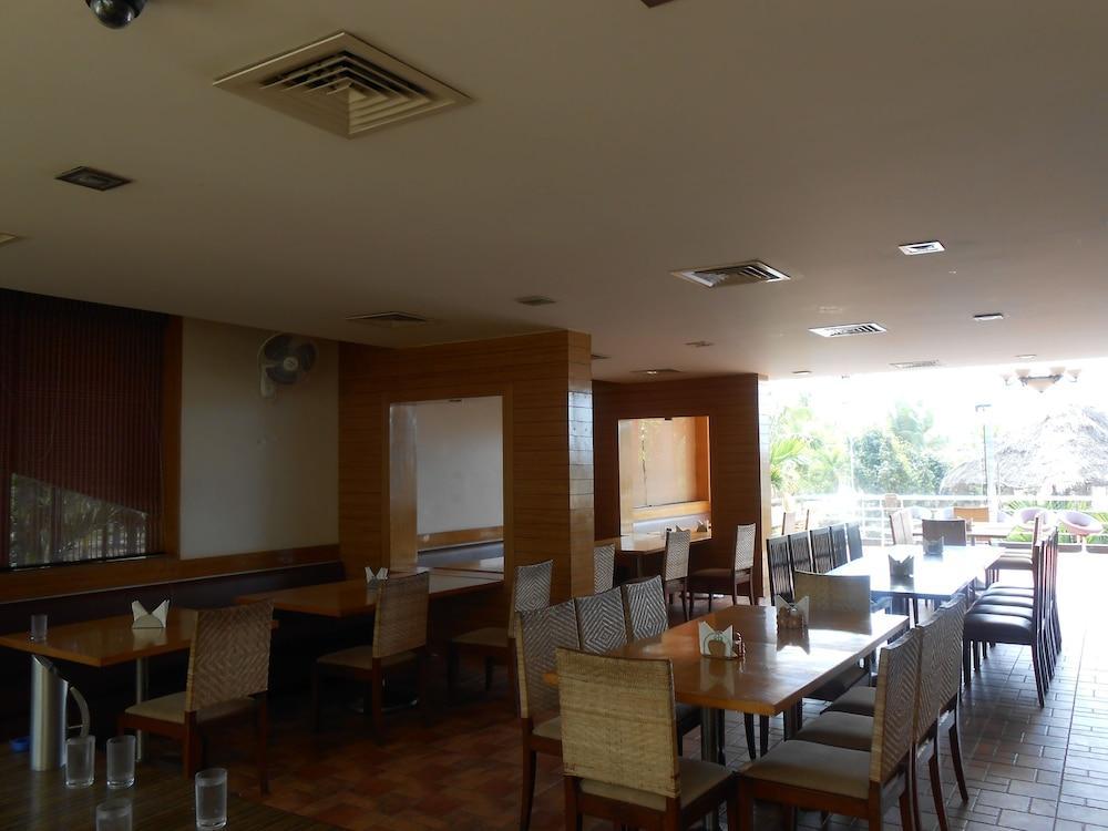Jade Beach Resort Tirupporur Esterno foto