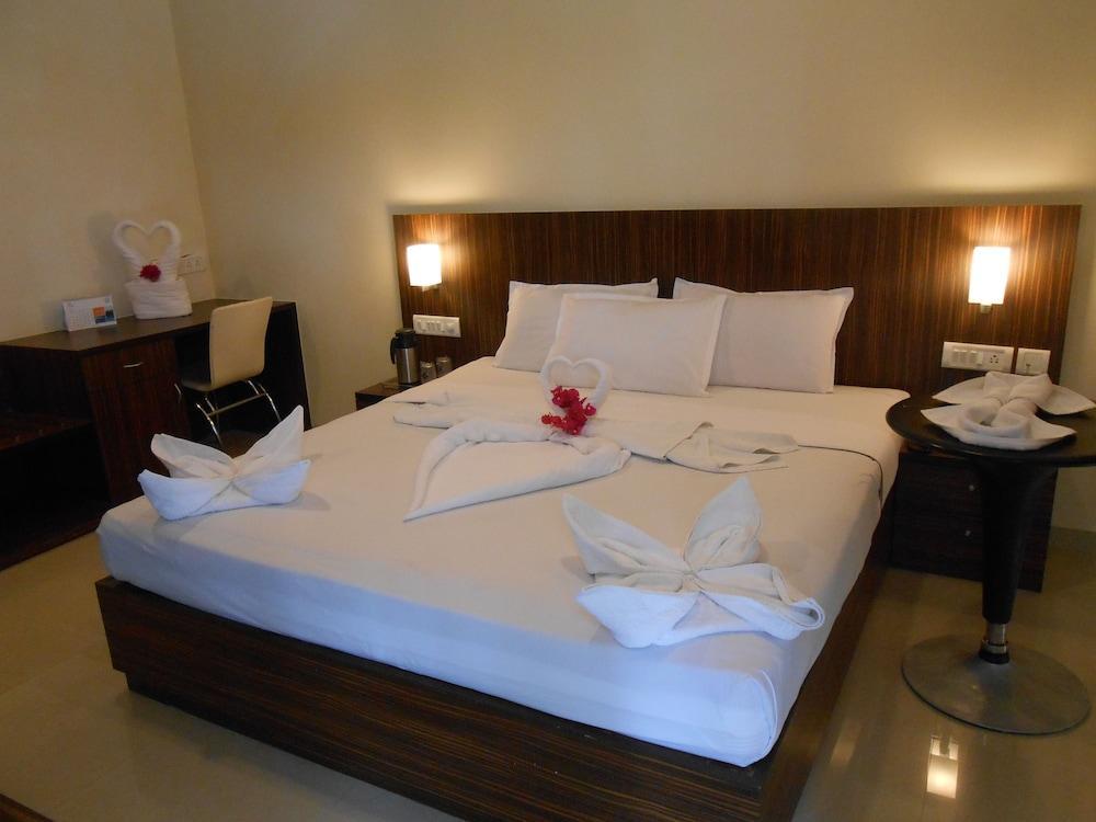 Jade Beach Resort Tirupporur Esterno foto